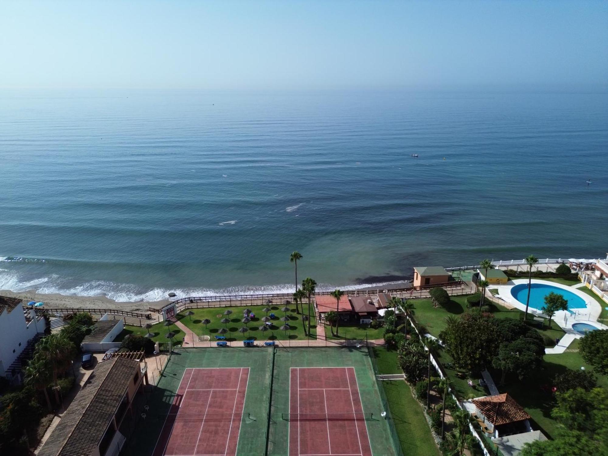 Alhamar Beachfront In Calahonda Apartment *