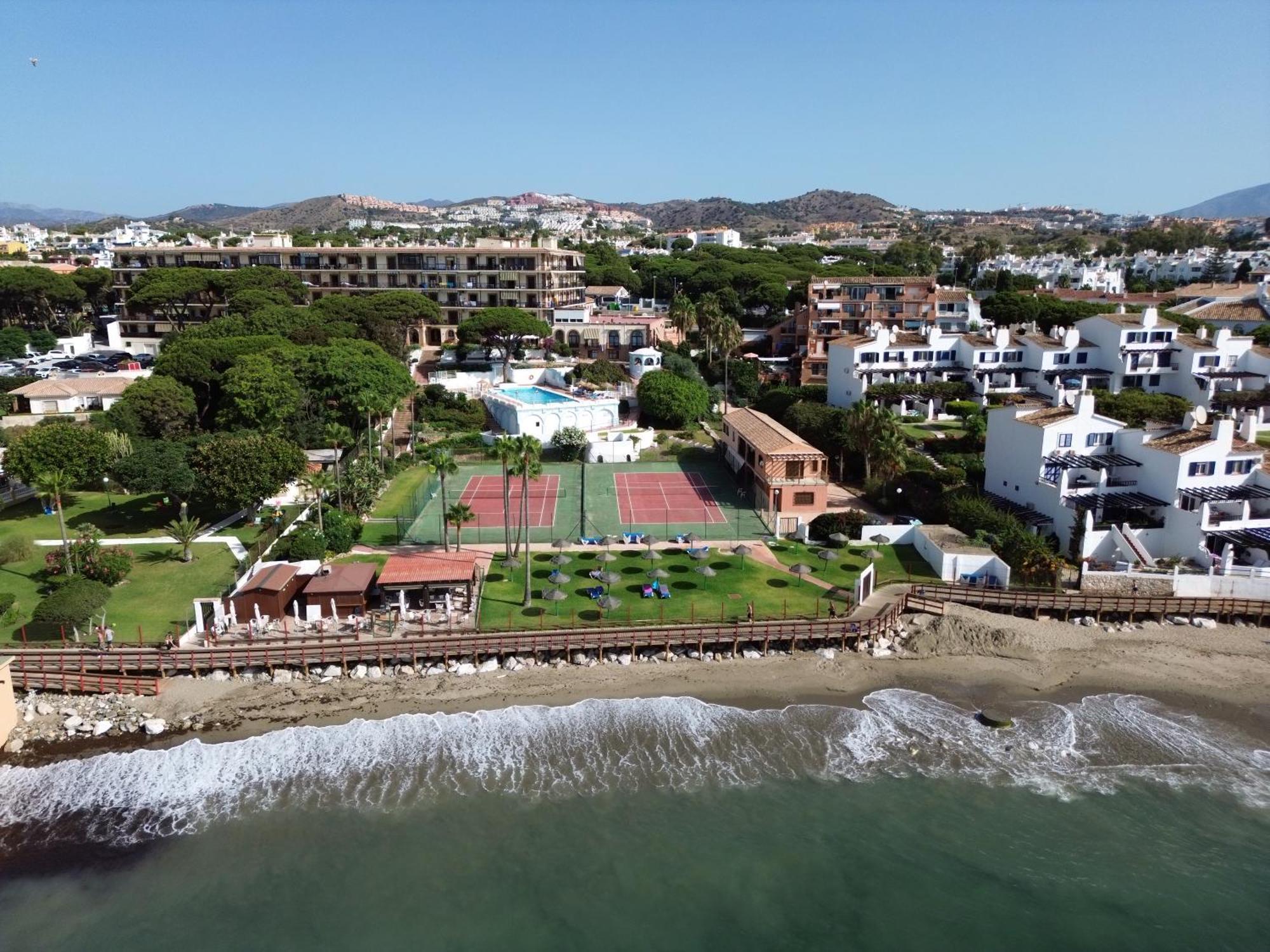 Alhamar Beachfront In Calahonda Apartment