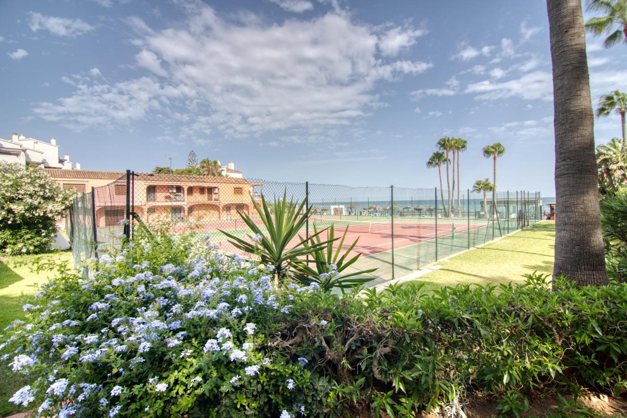 Alhamar Beachfront In Calahonda Apartment *